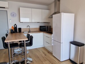Fridge, microwave, stovetop, dishwasher - BANYULS-SUR-MER: T3 Apartment with Air Conditioning, Near Beach (Banyuls-sur-Mer)