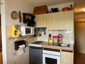 Een koelkast, een magnetron, een oven, een broodrooster