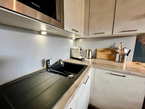 Kjøleskap, mikrobølgeovn, ovn og oppvaskmaskin