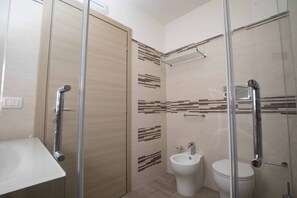 Doccia, asciugacapelli, bidet, asciugamani