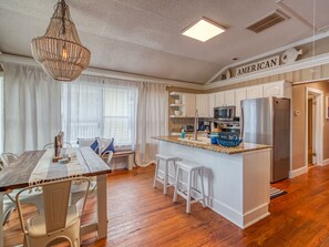 Jääkaappi, mikroaaltouuni, uuni, liesi