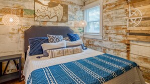 Une chambre à coucher avec un lit, une carte accrochée au mur et une boussole.