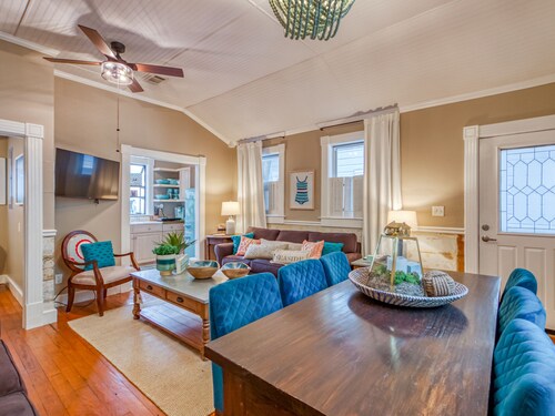 Perfect Couples Getaway, Heated Pool Access