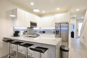 Geladeira, micro-ondas, fogão, cooktop
