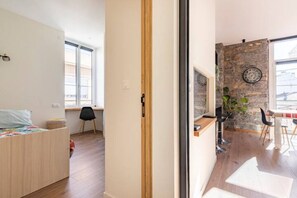 3 chambres, chambres insonorisées, fer et planche à repasser