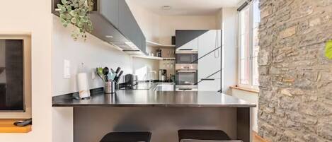 Kylskåp, mikrovågsugn, ugn och spishäll