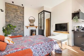 4 bedrooms, soundproofing, iron/ironing board, travel cot