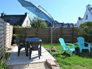 Outdoor dining - Renovated House with Enclosed Garden, WIFI, and Parking in Perros-Guirec (Perros-Guirec)