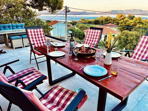 Quiet getaway on a beautiful Island near the historic Roman city of Split.