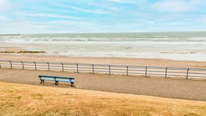 A bench on a paved walkway by the sea. - Sea Snug (Berwick-upon-Tweed)