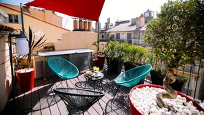 A rooftop terrace with a red canopy, two turquoise chairs, a table with drinks, and potted plants. - Duplex with terrace - hyper-center of Toulon (Toulon)