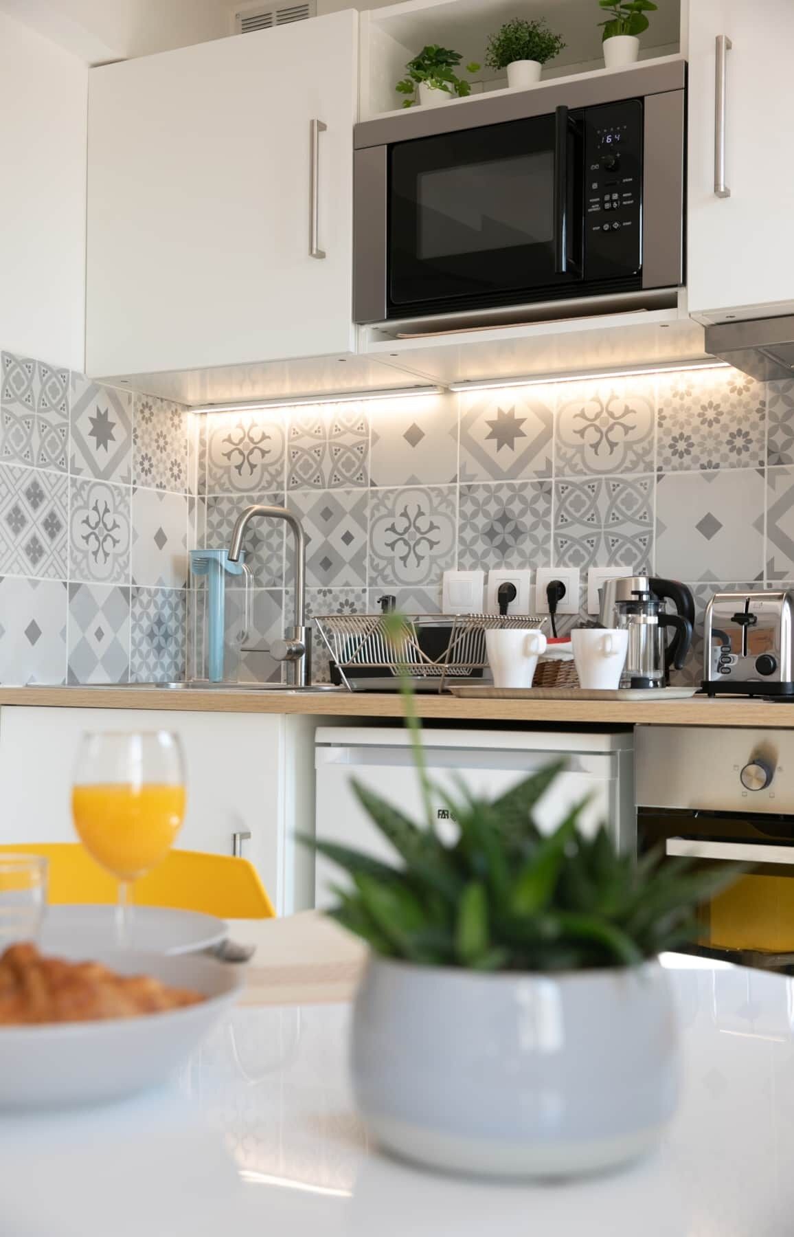 Een koelkast, een microgolfoven, een oven, een kookplaat