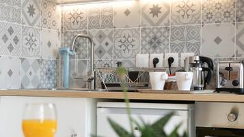 Een koelkast, een microgolfoven, een oven, een kookplaat