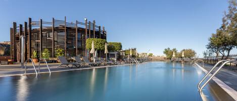 Piscina externa, guarda-sóis, espreguiçadeiras