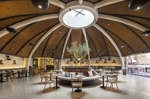 4 restaurantes; se sirven desayunos, almuerzos y cenas