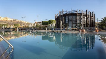 Utomhuspool, parasoller och solstolar
