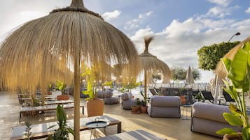 Piscine extérieure, parasols de plage, chaises longues