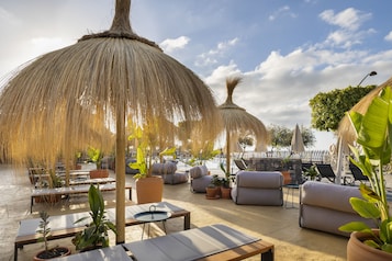 Piscine extérieure, parasols, chaises longues