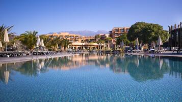 Ulkouima-allas, aurinkovarjoja, aurinkotuoleja