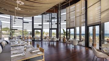 4 restaurants, servant le déjeuner et le dßner; cuisine méditerranéenne