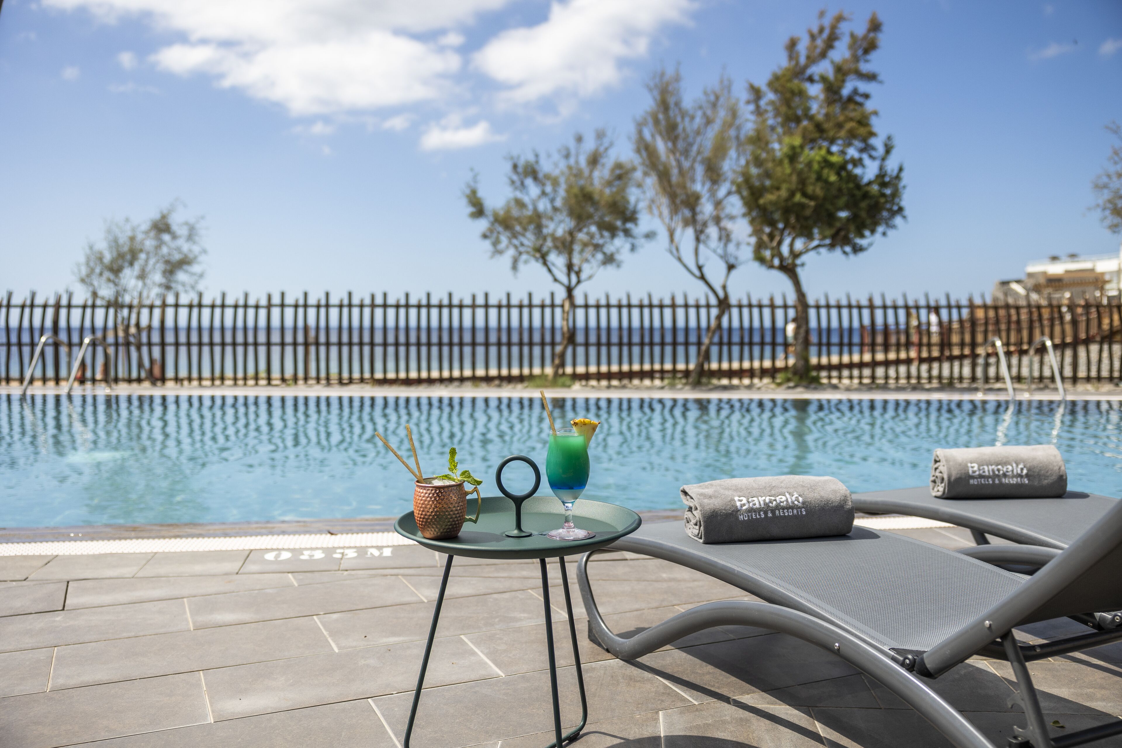 Outdoor pool, pool umbrellas, sun loungers