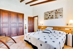 3 quartos, ferros/tábuas de passar roupa, berço de viagem