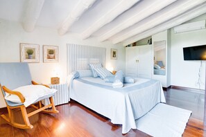 3 bedrooms, iron/ironing board, travel cot, free WiFi - Nines with pool for 6 in Petra (Petra)