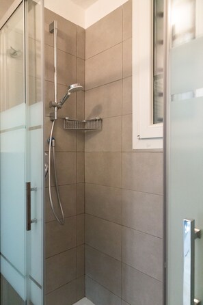 City-Apartment | Dusche im Bad