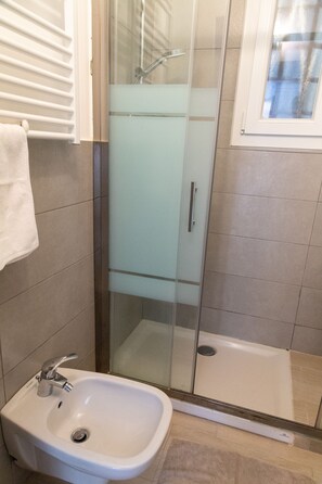 City Apartment | Bathroom | Shower, rainfall showerhead, bidet, towels - Via Acri (Bologna)