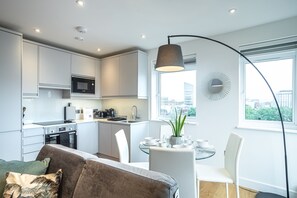 Køleskab/fryser i fuld størrelse, mikrobølgeovn, kogeplade