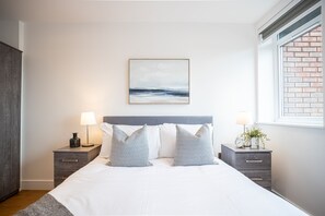 Escritorio y espacio para trabajar con laptop