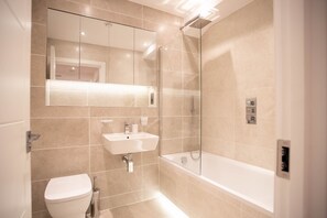 Combined shower/bathtub, rainfall showerhead, free toiletries - Deluxe & Chic 1 & 2 Bed Apts near Heathrow, Legoland, & Windsor Slough (Slough)