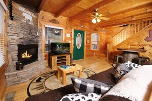 TV, fireplace - 1BR-hot tub-pool table-close to Dollywood (1 free ticket)! (Sevierville)