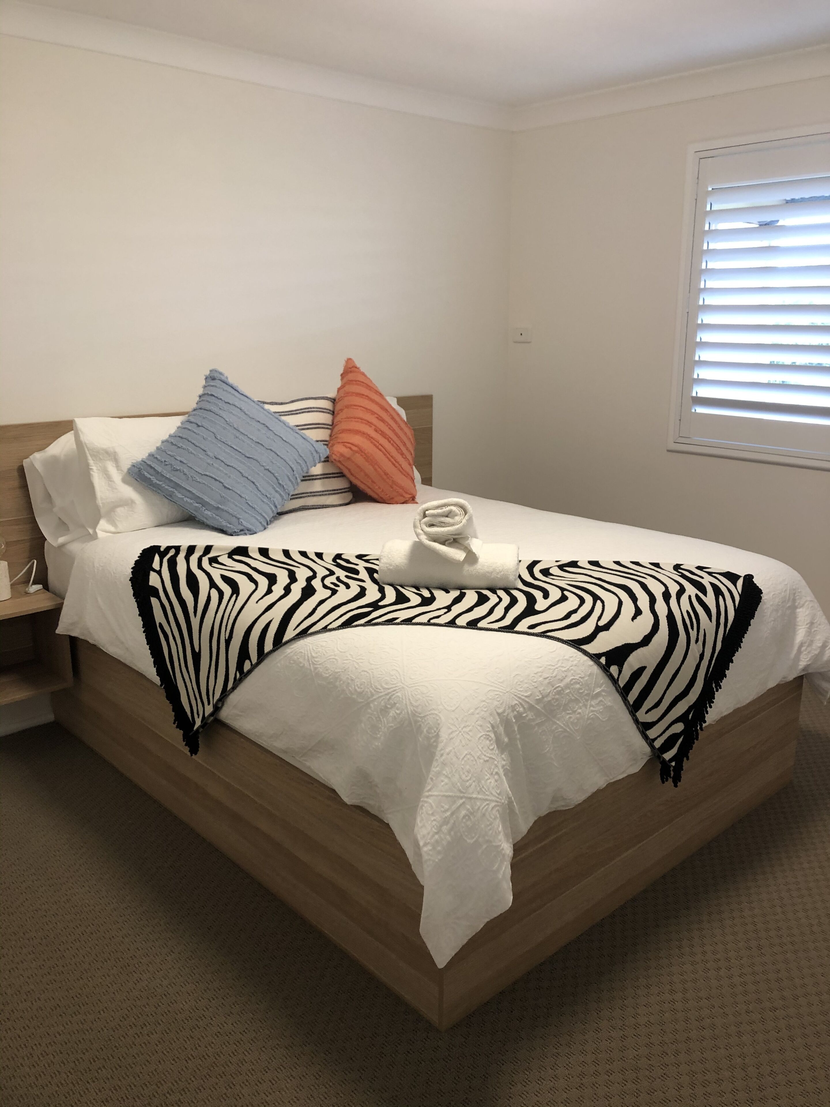 5 habitaciones, tabla de planchar con plancha y ropa de cama 