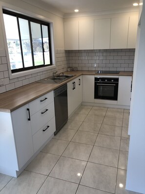 Kjøleskap, mikrobølgeovn, ovn og oppvaskmaskin