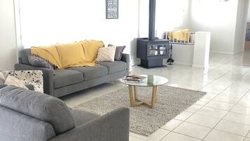 Una televisión, una chimenea