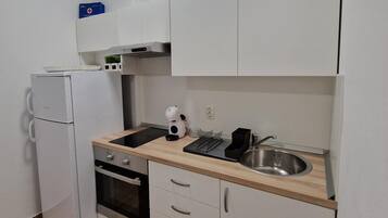 Fridge, oven, stovetop, electric kettle