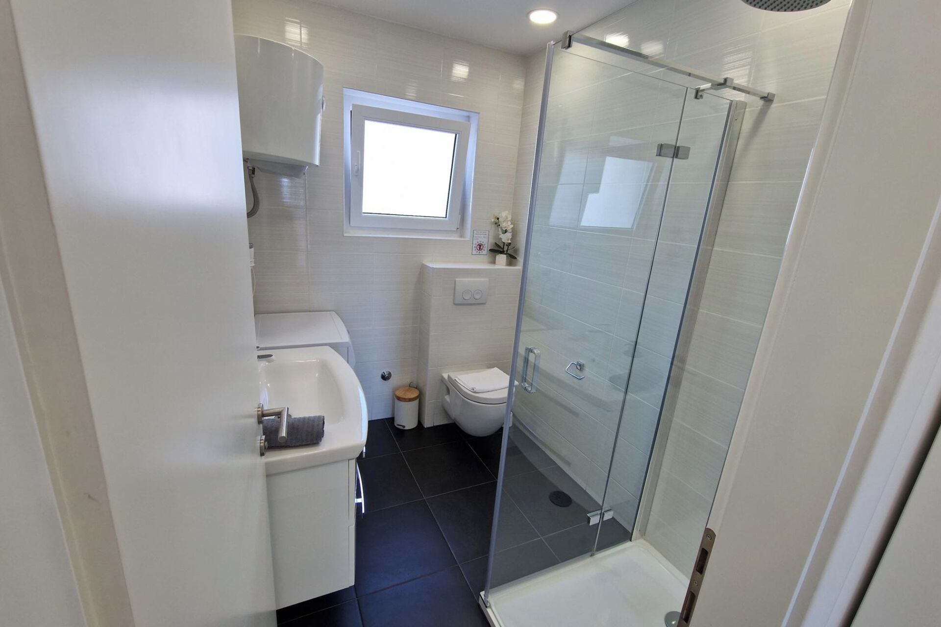 Douche, sèche-cheveux, serviettes fournies, shampoing
