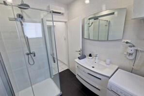 シャワー、ヘアドライヤー、タオル、シャンプー