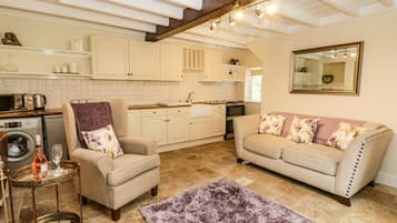 Cottage | Living room | Fireplace