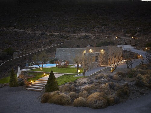 The Suite by Heliades Villas – Idyllic Getaway in Andros, pool, 2-bedrooms