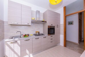 家庭公寓, 多間臥室, 2 間浴室 (Carlazzo Sant' Agata Apt. 01) | 私人廚房 | 微波爐、烤箱、爐台、咖啡機/沖茶器