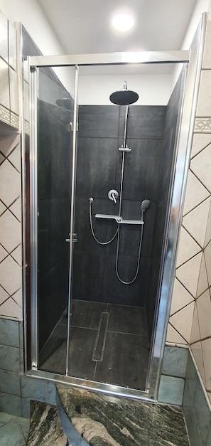 Dusche, Haartrockner, Bidet, Handtücher