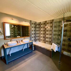 Suite, 1 cama de matrimonio grande | Baño | Cabezal de ducha tipo lluvia y artículos de higiene personal de diseño