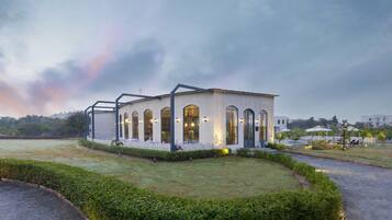 Chalet with Private Garden | Egyptinpuuvillaiset lakanat, ylelliset vuodevaatteet, minibaari