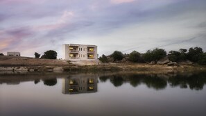 Luxury Lake View Villa | 埃及棉床單、高級寢具、迷你吧、房內夾萬