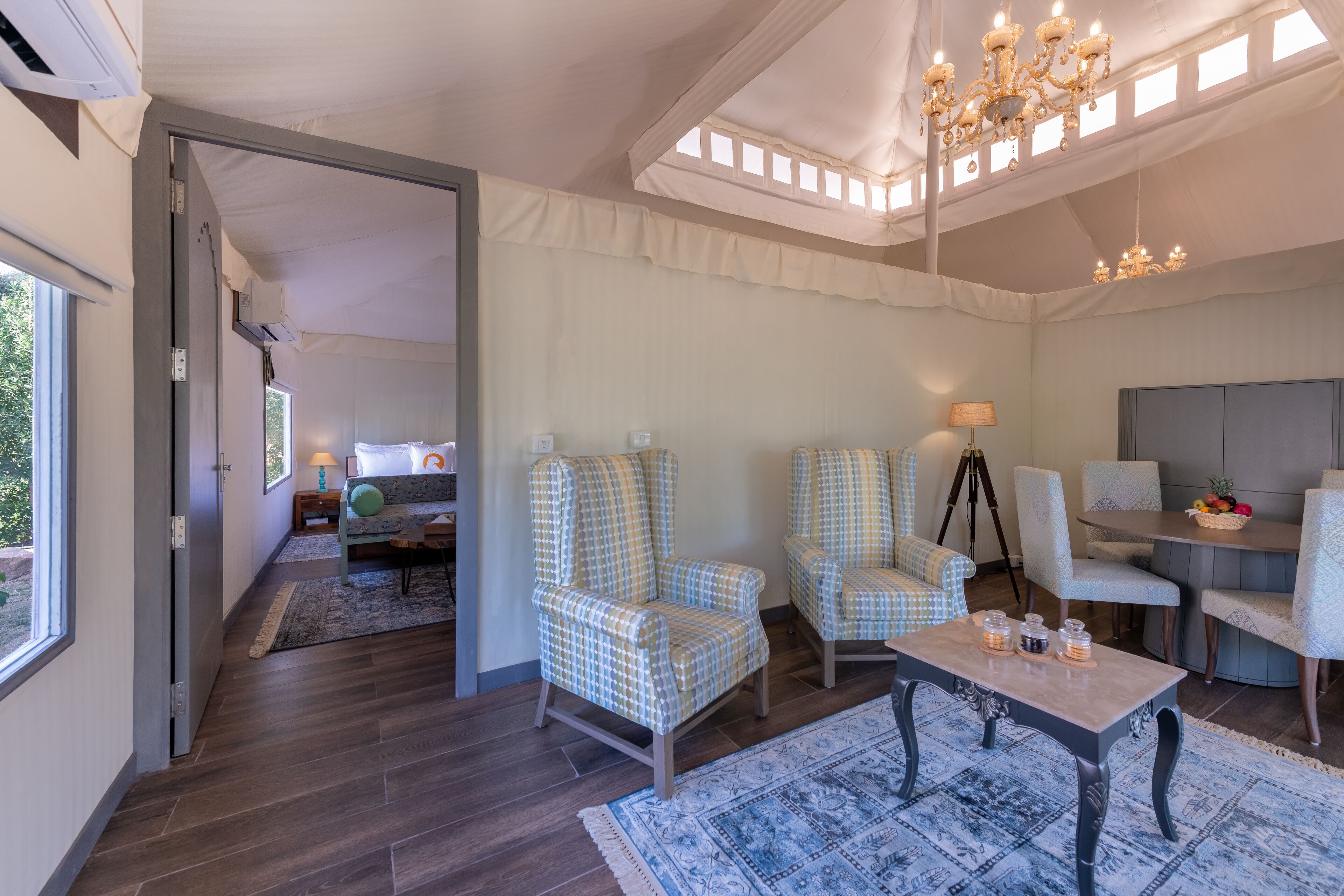 ملاءات من القطن المصري وأغطية فراش متميزة وميني بار وخزنة داخل الغرفة