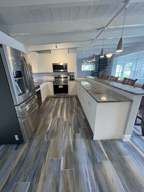 Fridge, microwave, oven, stovetop - Homosassa River Camp on the main Homosassa River (Homosassa)