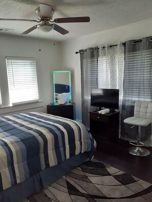 2 makuuhuonetta, työpöytä, silitysrauta/-lauta, ilmainen Wi-Fi