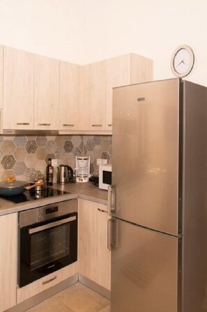 Fridge, microwave, oven, coffee/tea maker